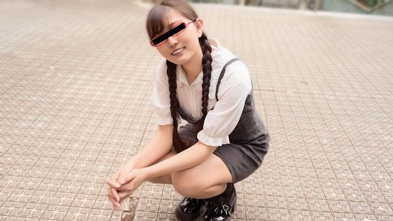 お尻の開発にも興味津々な赤メガネ娘