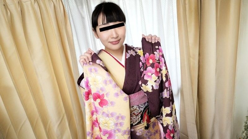 一位穿著和服,胸部豐滿柔軟的女孩